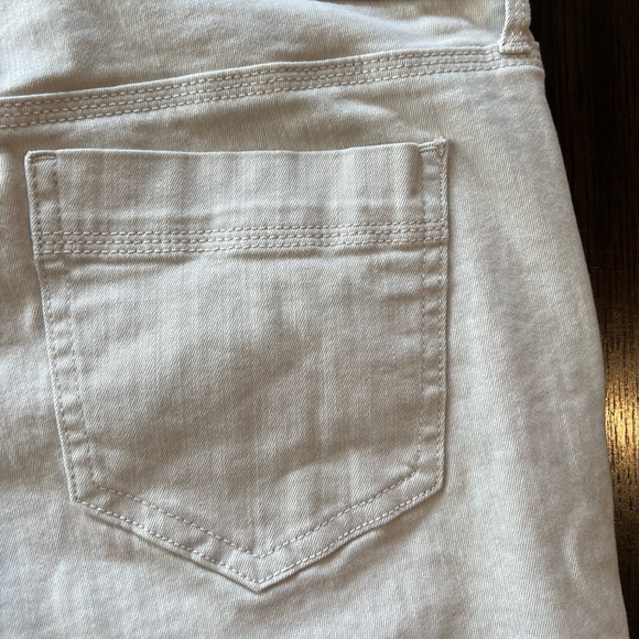 Gloria Vanderbilt All-Around Slimming Effect Beige Denim Capris - Picture 12 of 15